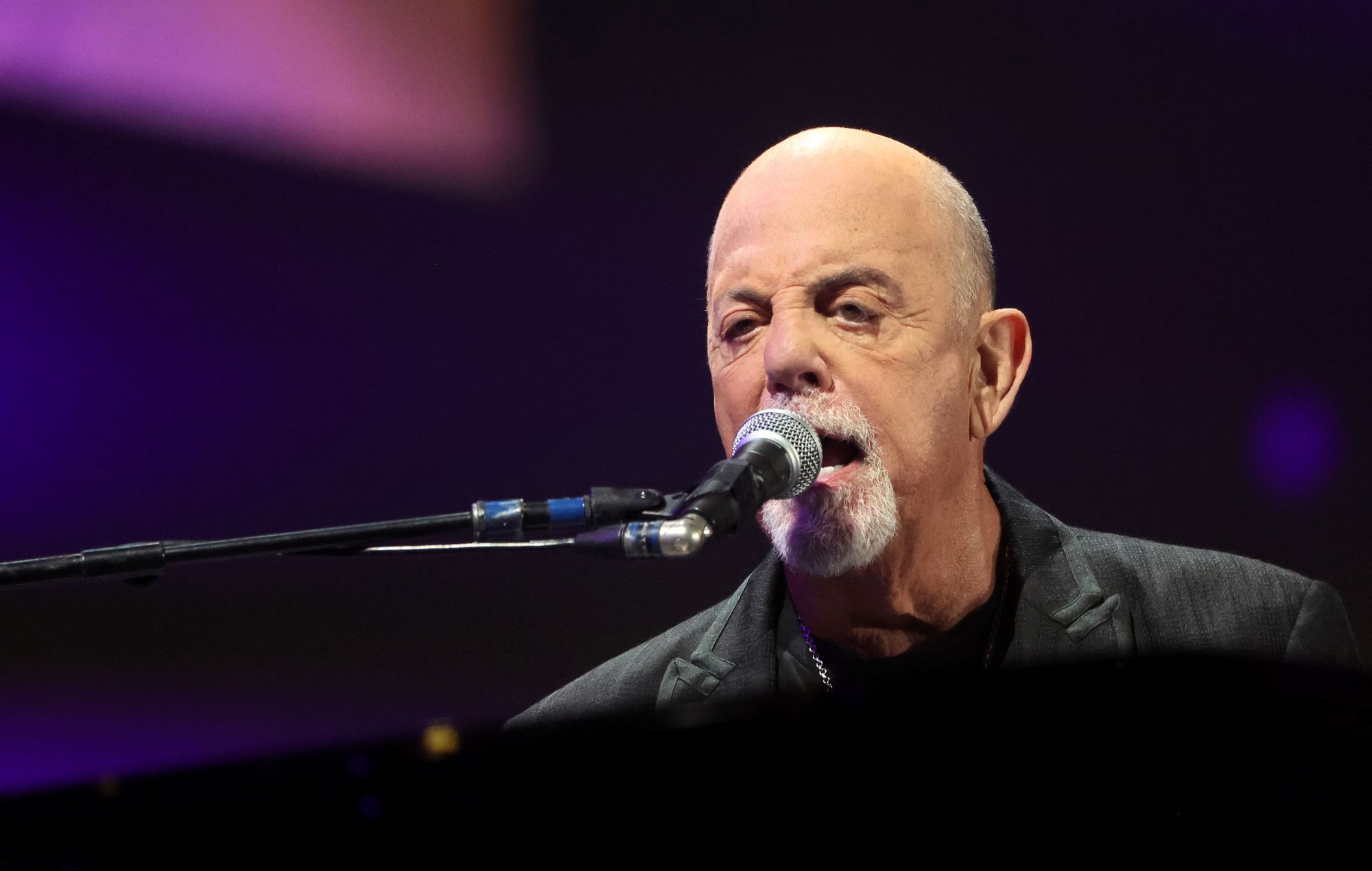 Billy Joel condamne le biopic non autorisé, le qualifiant de « malavisé sur le plan juridique et professionnel ».