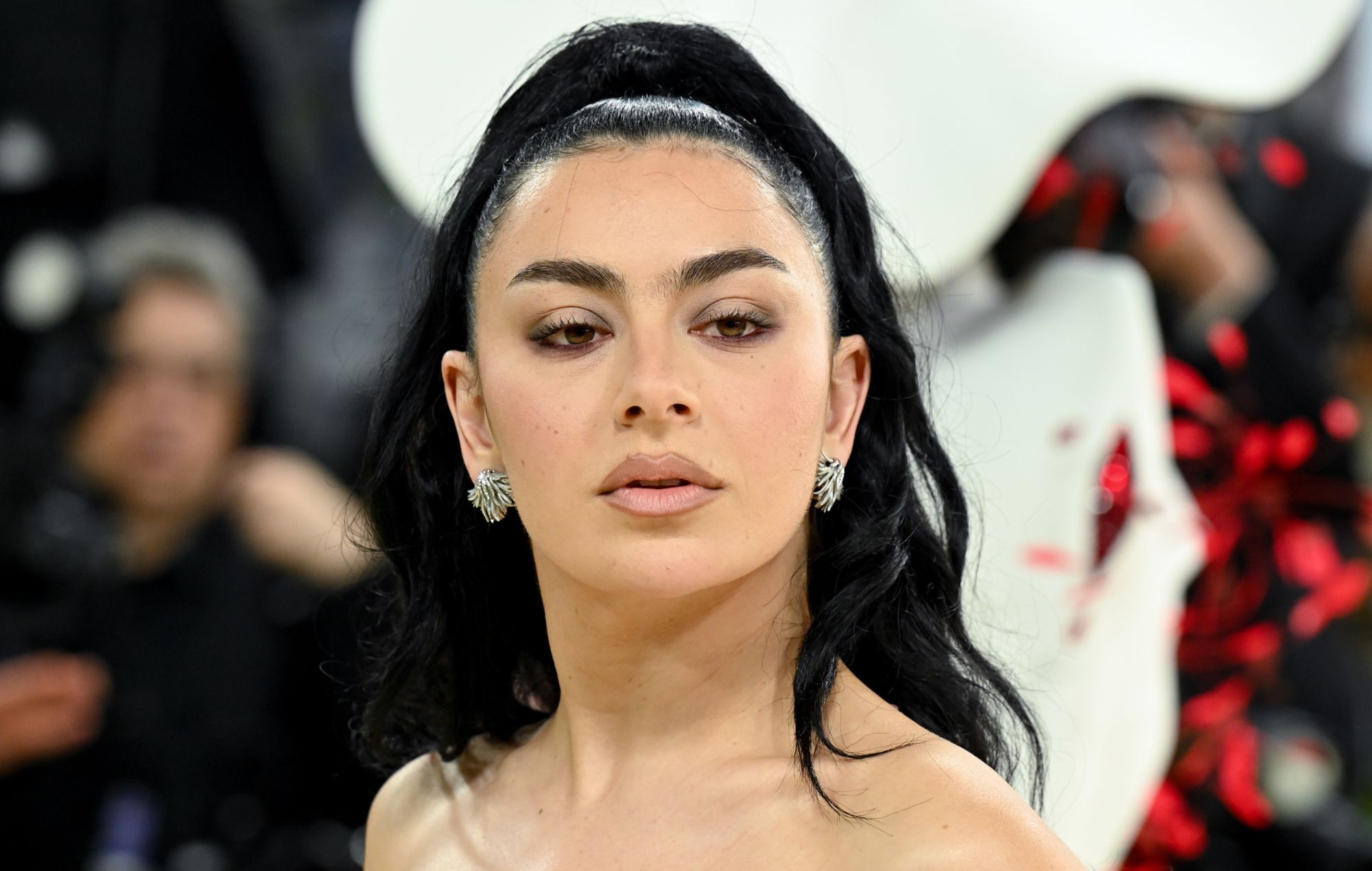 Charli XCX répond aux réactions à son pivot sur "Rock Music"