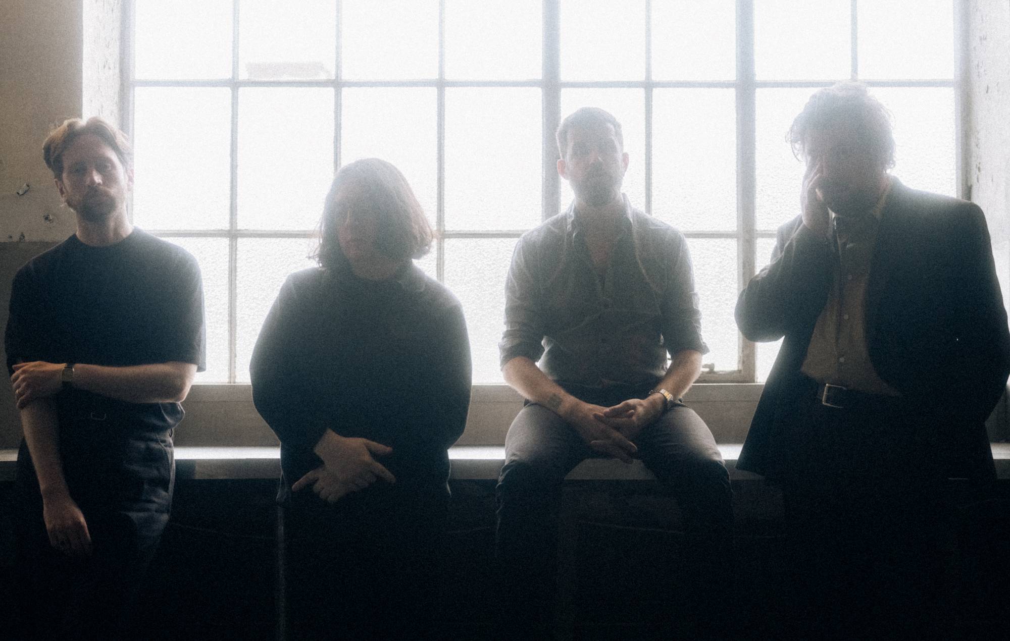 Gilla Band se sent "mal-aimé et a du mal à exprimer ce que je pense réellement" sur sa première nouvelle chanson en quatre ans, "Giraffe"