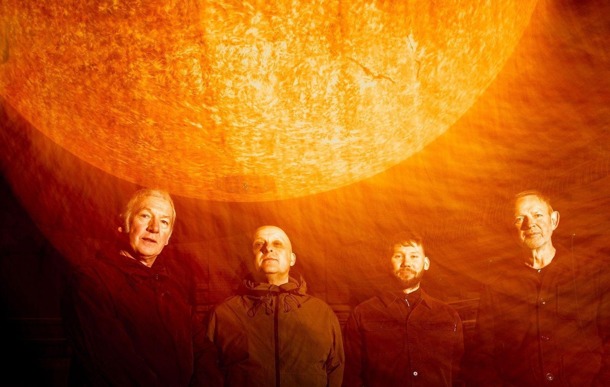 Inspiral Carpets revient avec l'hymne « Drag The Bag » – leur premier nouveau single en 12 ans
