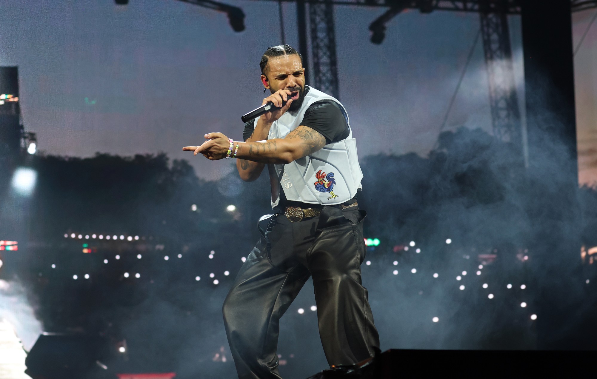 La Maison Blanche suscite des réactions négatives après avoir partagé une version éditée de la couverture de l'album "Iceman" de Drake avec la chaîne MAGA