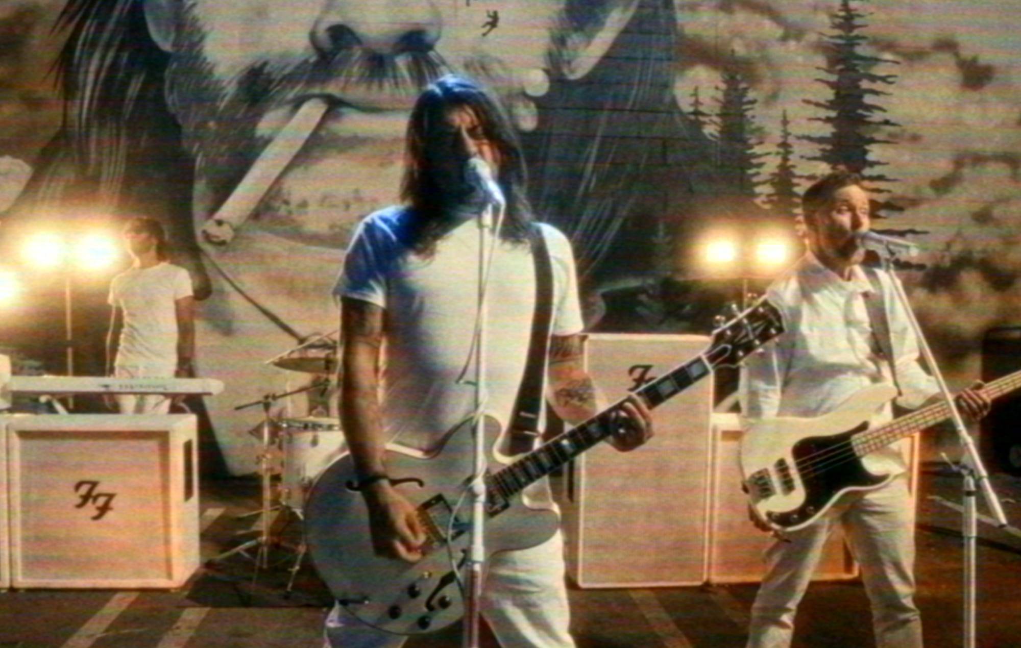Les Foo Fighters affrontent l'apocalypse zombie dans la nouvelle vidéo sanglante "Spit Shine", réalisée par Dave Grohl