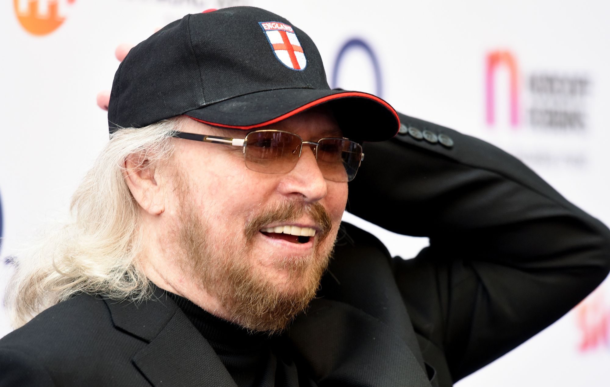 Les rumeurs de décès de l'icône des Bee Gees, Barry Gibb, se sont répandues dans un canular viral, son équipe répond