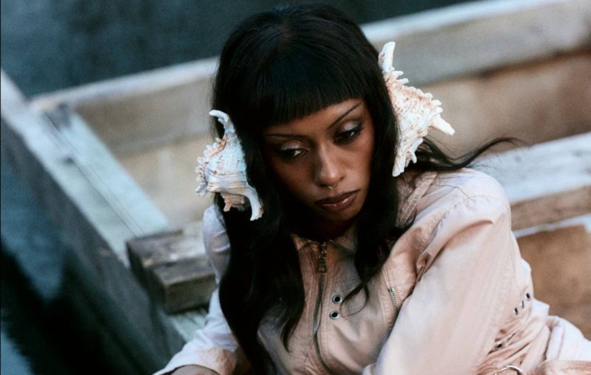 Nia Archives riposte à son ex avec le single pétillant "Boys In Blue" et annonce le nouvel album "Emotional Junglist"