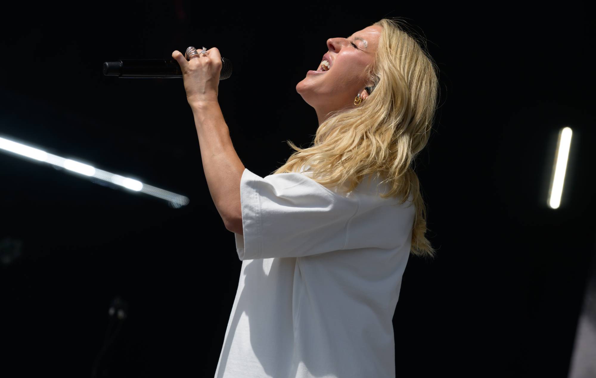 Regardez Ellie Goulding faire ses débuts avec le nouveau single "Black Prada Dress" au Big Weekend de Radio 1