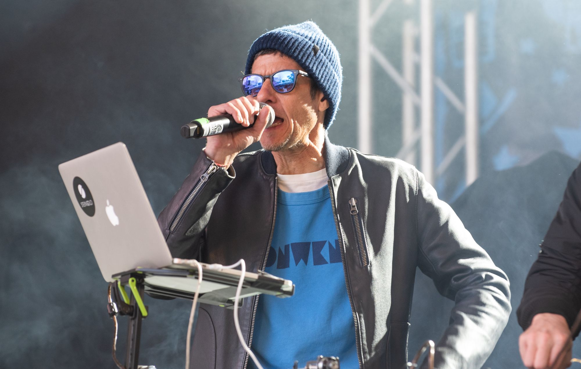 Regardez Mike D interpréter des chansons des Beastie Boys avec ses fils lors d'un concert surprise