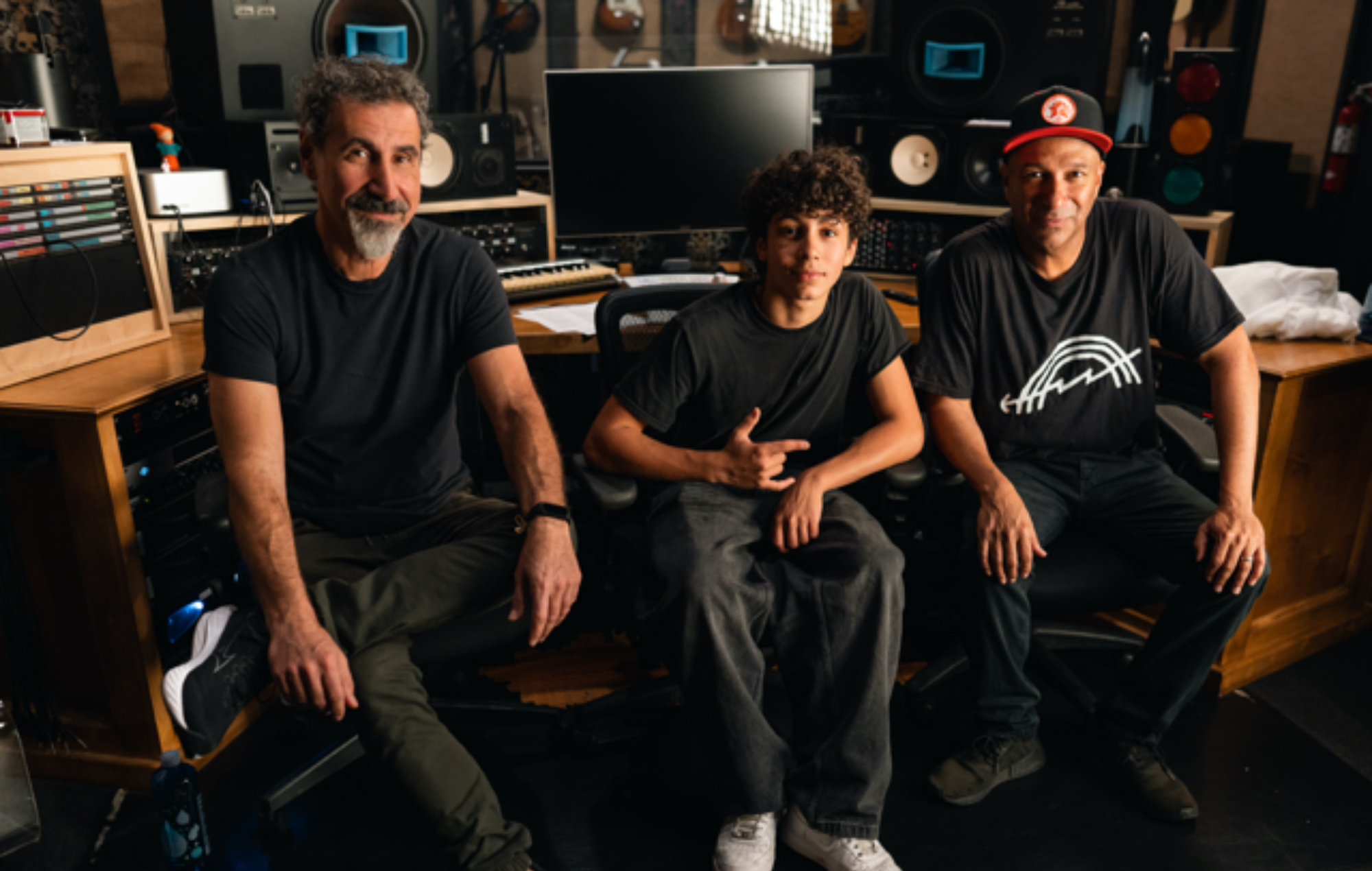 Tom Morello fait équipe avec Serj Tankian de System Of A Down et son fils Roman pour le nouveau single puissant « Adjourn It » : « Chaque acte d'art est un acte de résistance »