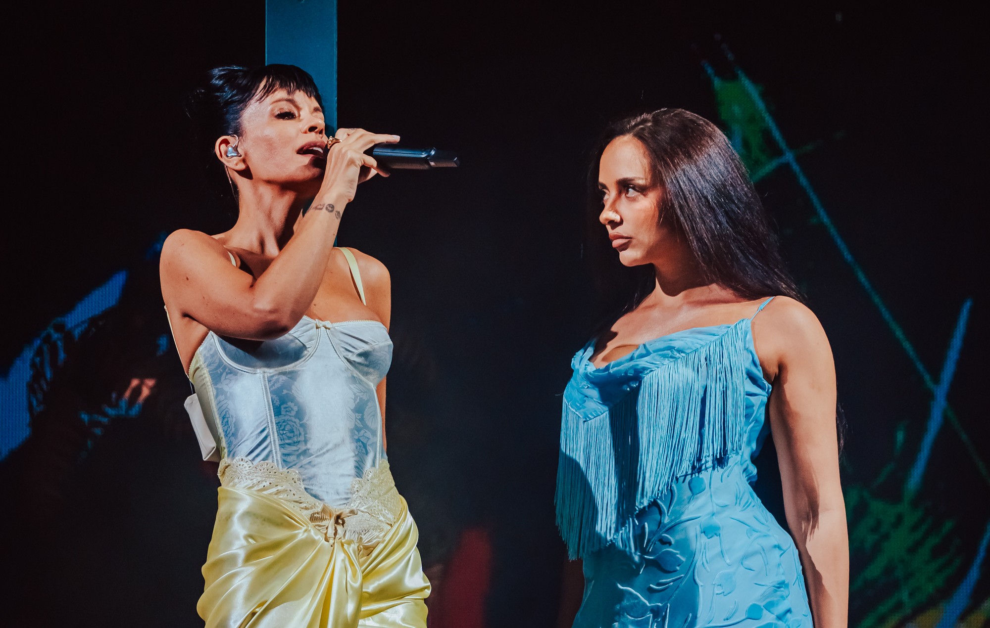 Regardez JADE rejoindre Lily Allen pour les débuts live du nouveau remix de "Beg For Me" au Mighty Hoopla