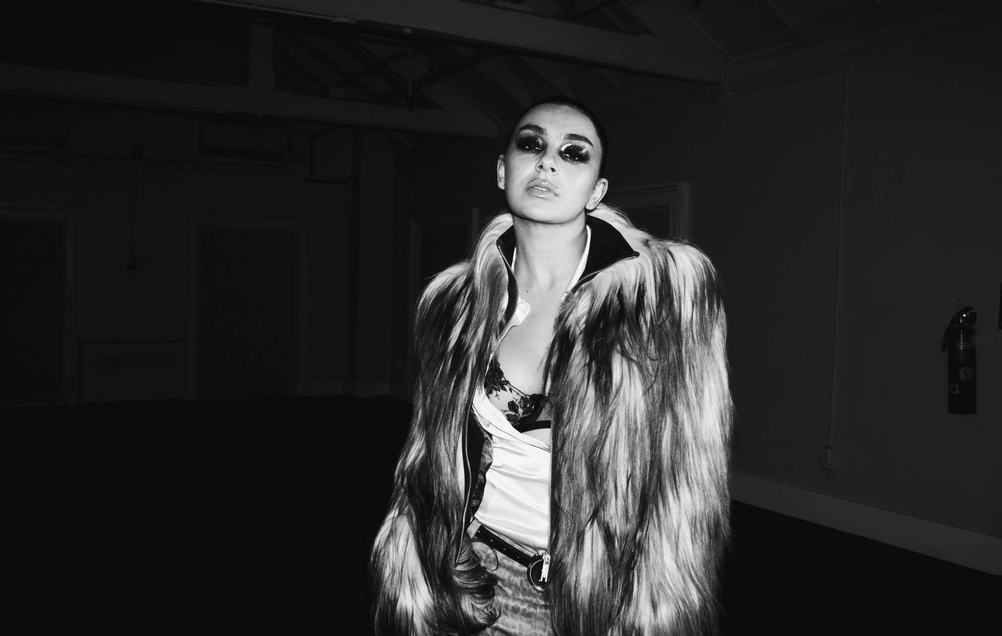 Charli XCX s'exprime sur ses problèmes de santé mentale : "Je suis dans le pire état mental de ma vie"