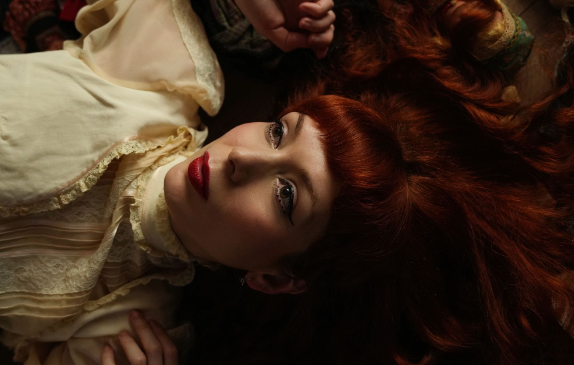 The Anchoress nous parle du single « Throw Over Your Man » de « l'hymne queer festif » avec James Dean Bradfield des Manic Street Preachers