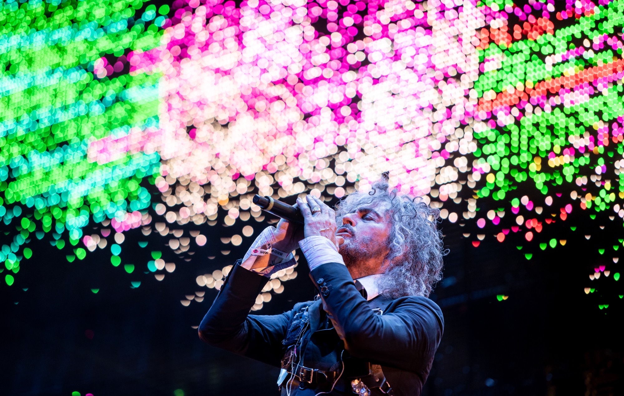 Flaming Lips annule son émission alors qu'ils partagent une photo de Wayne Coyne hospitalisé pour une pneumonie