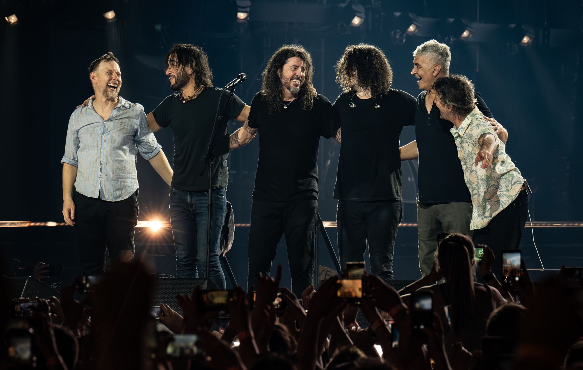 Foo Fighters coincé avec le petit ami de la fille de Dave Grohl et un homme habillé en Mentos à Liverpool