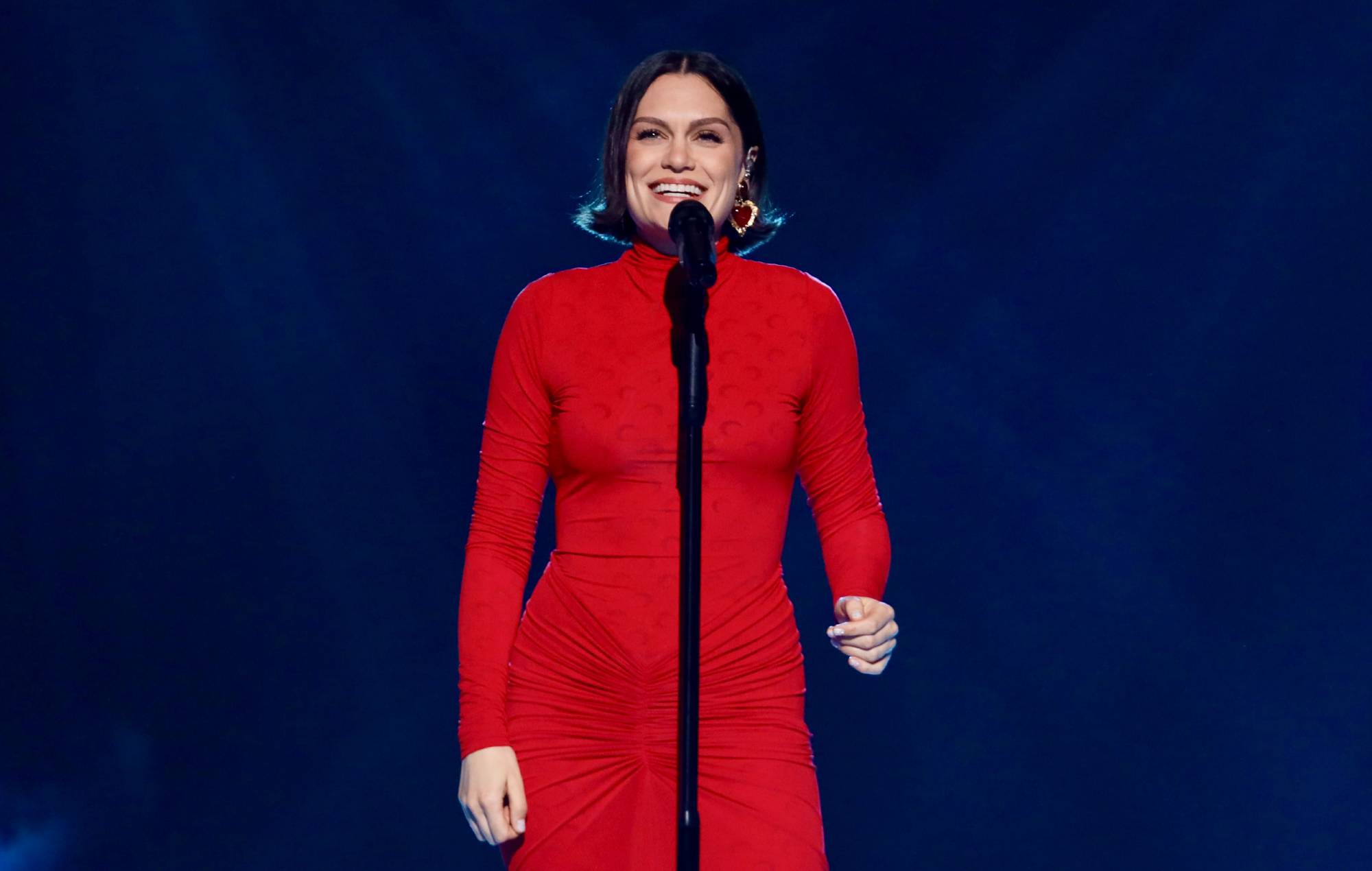 Jessie J n'a plus de cancer et revient sur scène pour "Singer" en Chine : "J'ai expiré pour la première fois en un an"