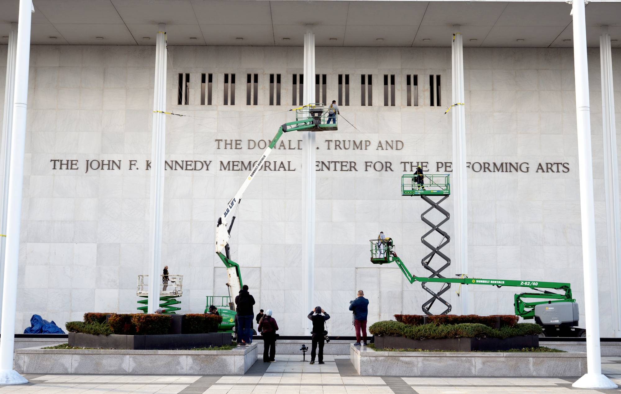Le personnel du Kennedy Center commence à supprimer toutes les références à Donald Trump