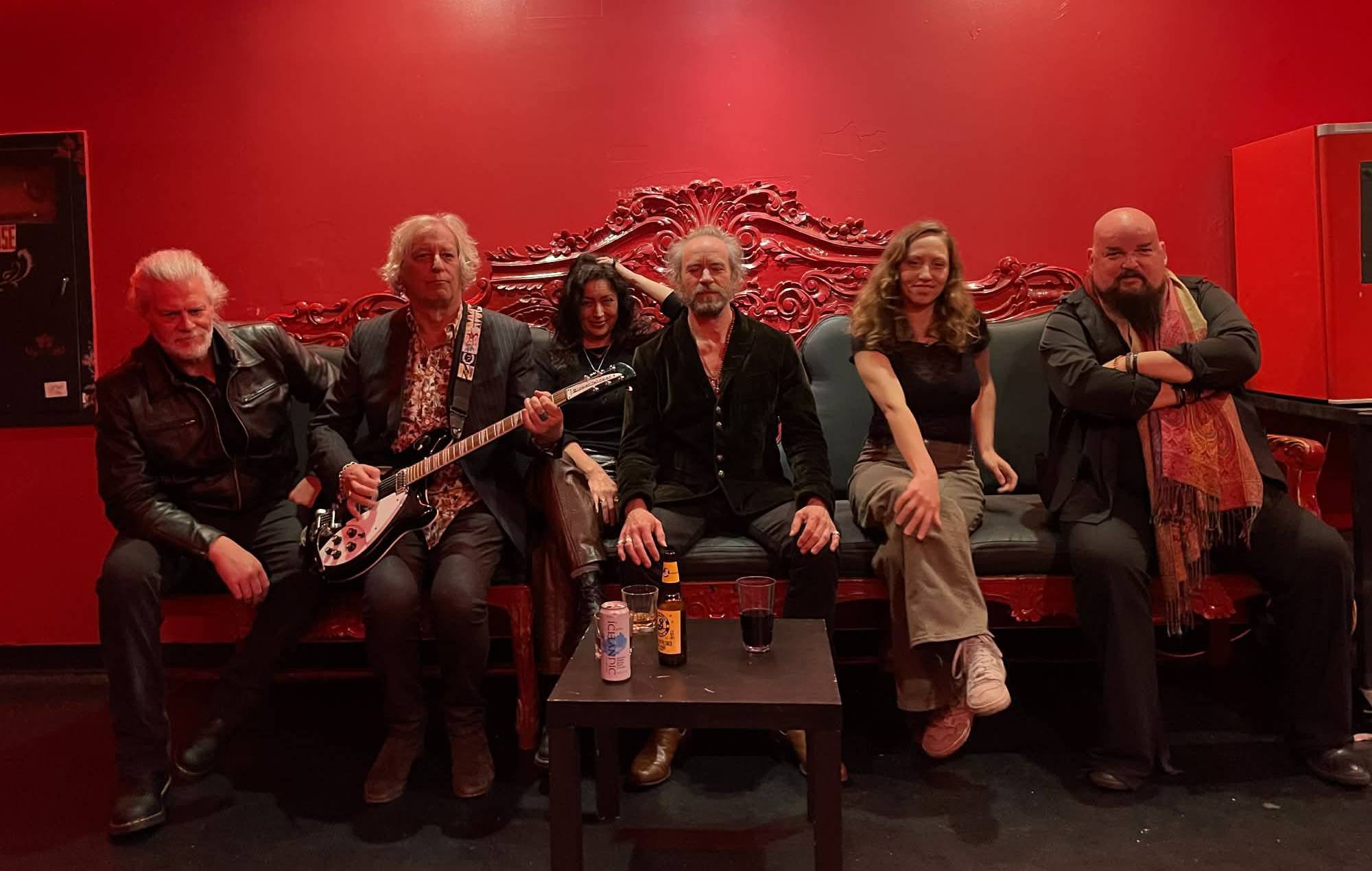 REM, QOTSA et le supergroupe Screaming Trees Drink The Sea annoncent un nouvel album et une tournée britannique et européenne en 2026