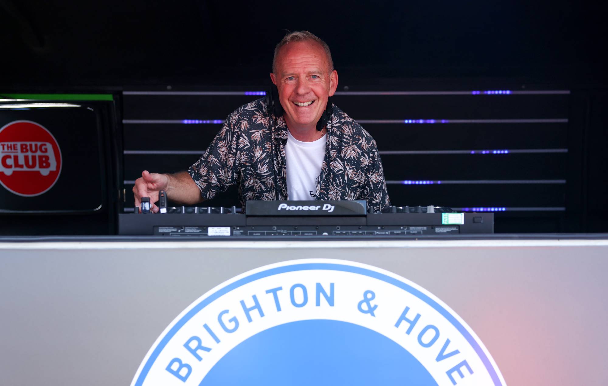 Regardez Fatboy Slim jouer de manière impromptue lors d’un rassemblement de protestation contre le fascisme à Brighton