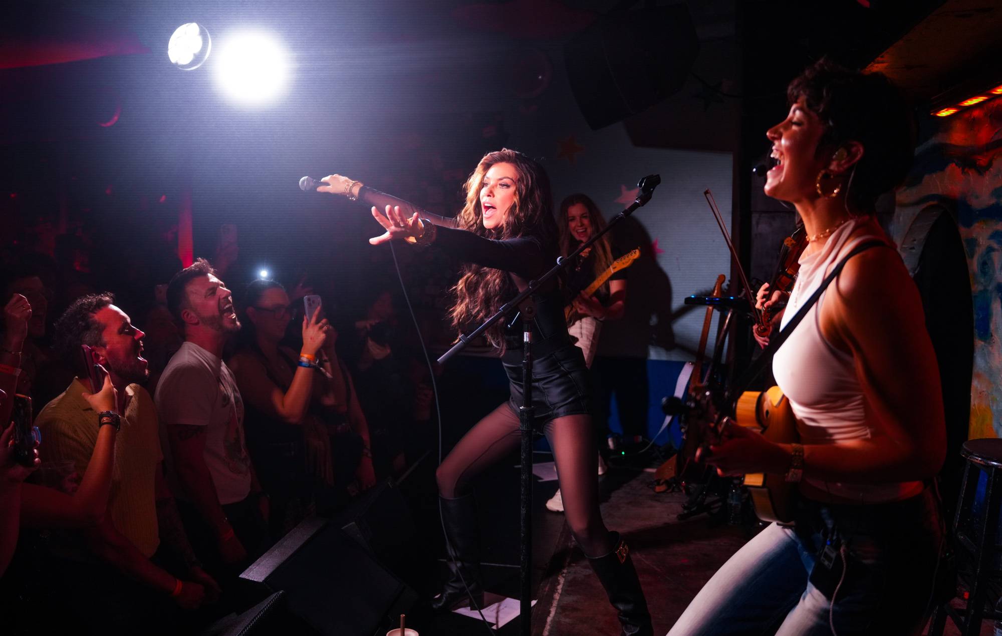 Regardez Shania Twain jouer un spectacle intimiste pouvant accueillir 200 personnes au Shacklewell Arms à Londres