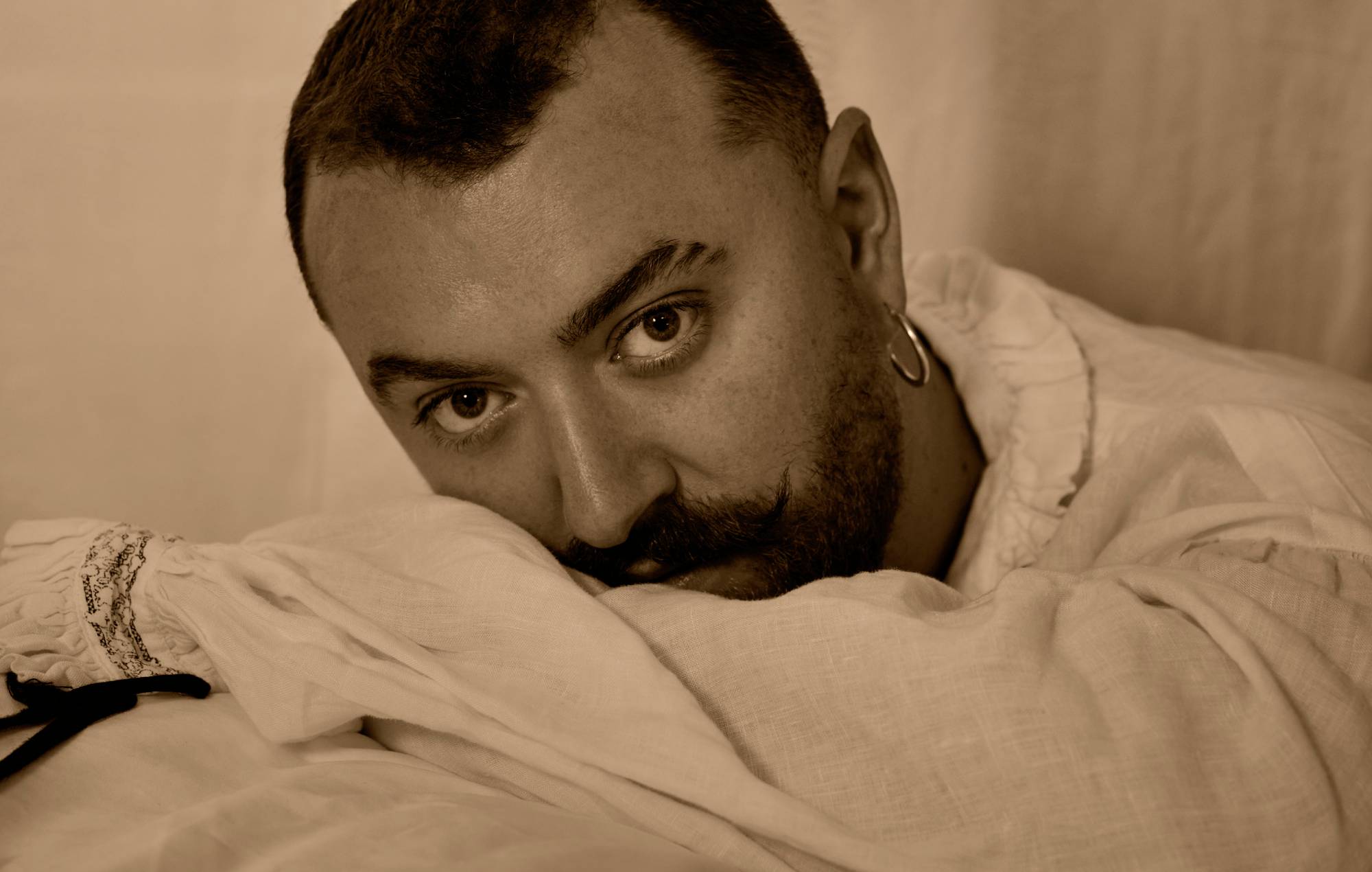 Sam Smith annonce son nouvel album « Hazel Eyes » avec le single romantique « My Guy »