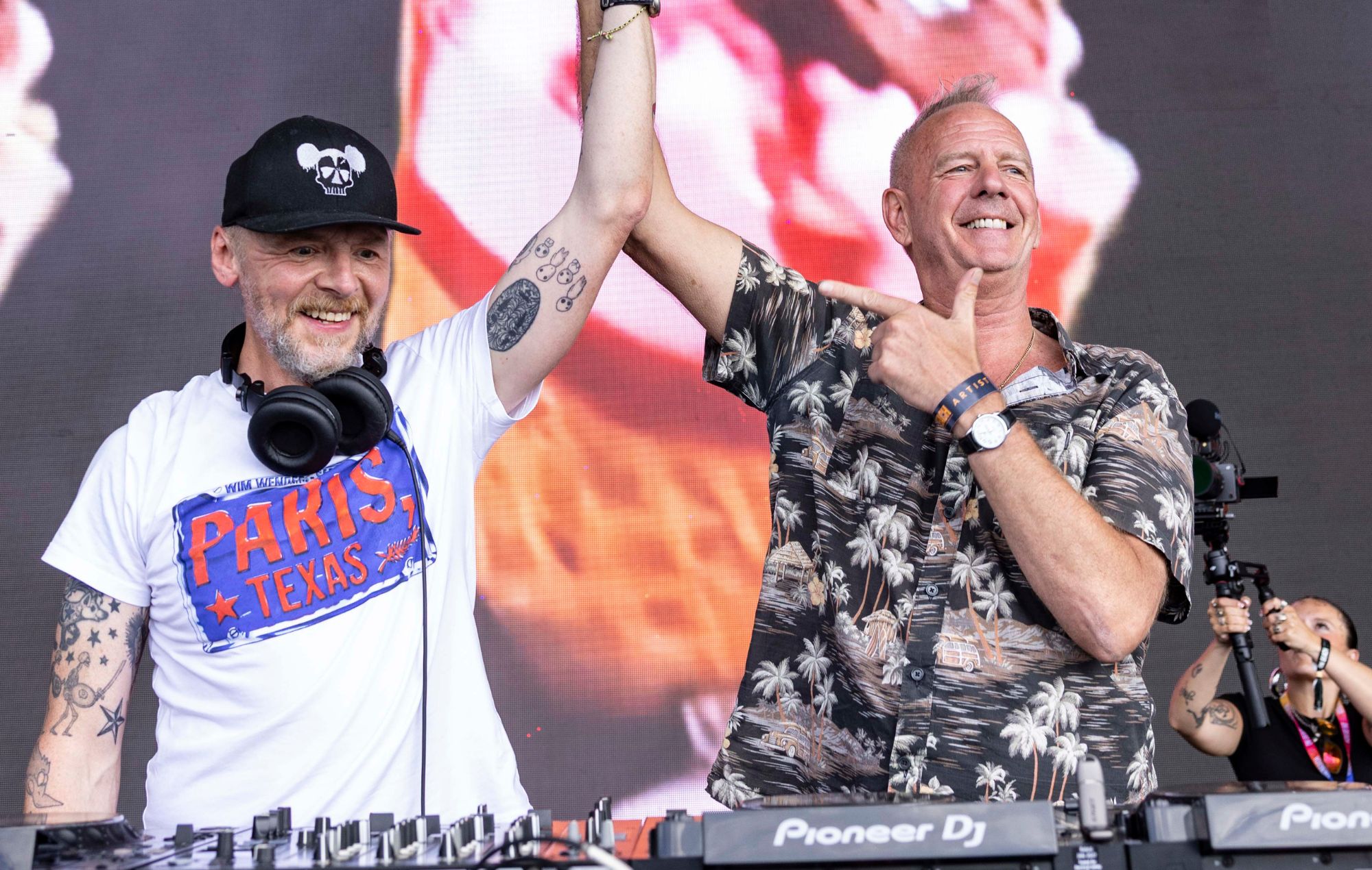 Regardez Fatboy Slim accueillir Simon Pegg et Brighton Gay Men's Chorus à Big Beach Boutique 7