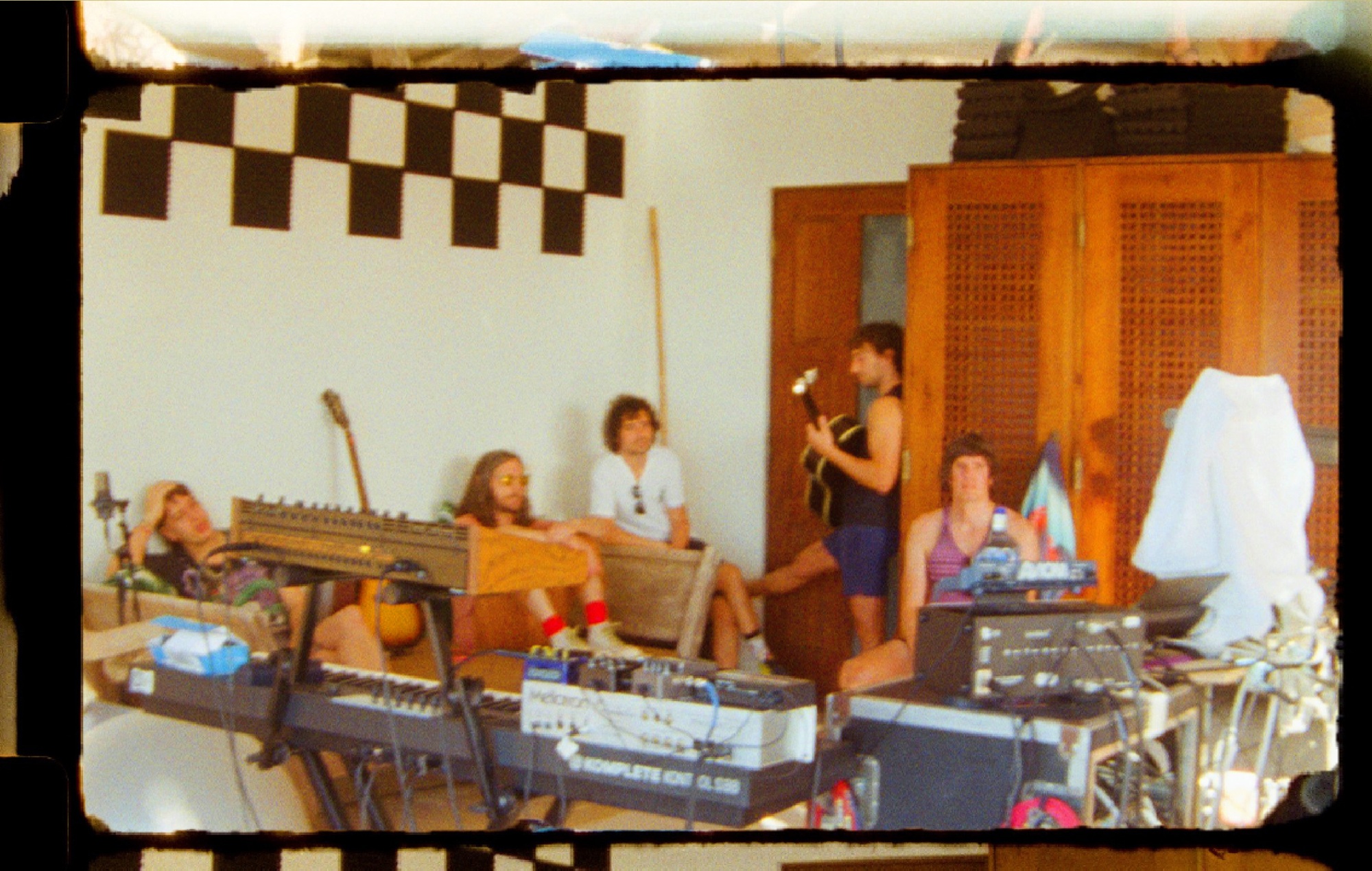 The Strokes – Critique de « Reality Awaits » : sur une forme ludique et puissante