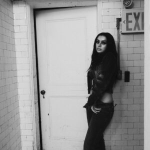 Charli XCX – Critique « Musique, Mode, Film » : un instantané de la célébrité d'un véritable artiste moderne