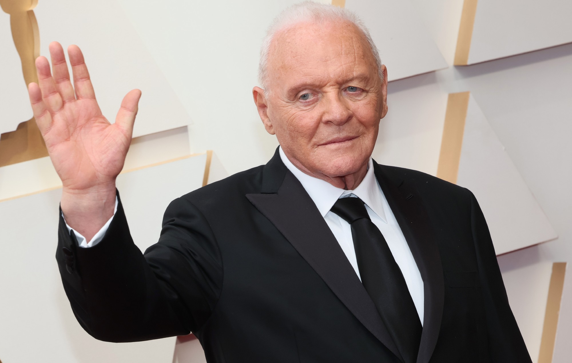 Anthony Hopkins a signé un contrat d'enregistrement et a sorti son premier single