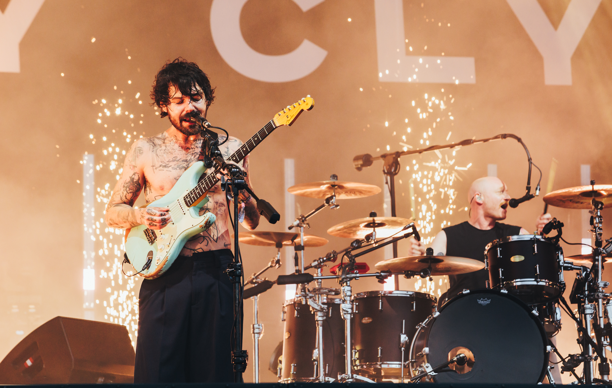 Biffy Clyro s'associe à l'association caritative pour la santé mentale CALM pour lancer le t-shirt « Montagnes » pour la prévention du suicide
