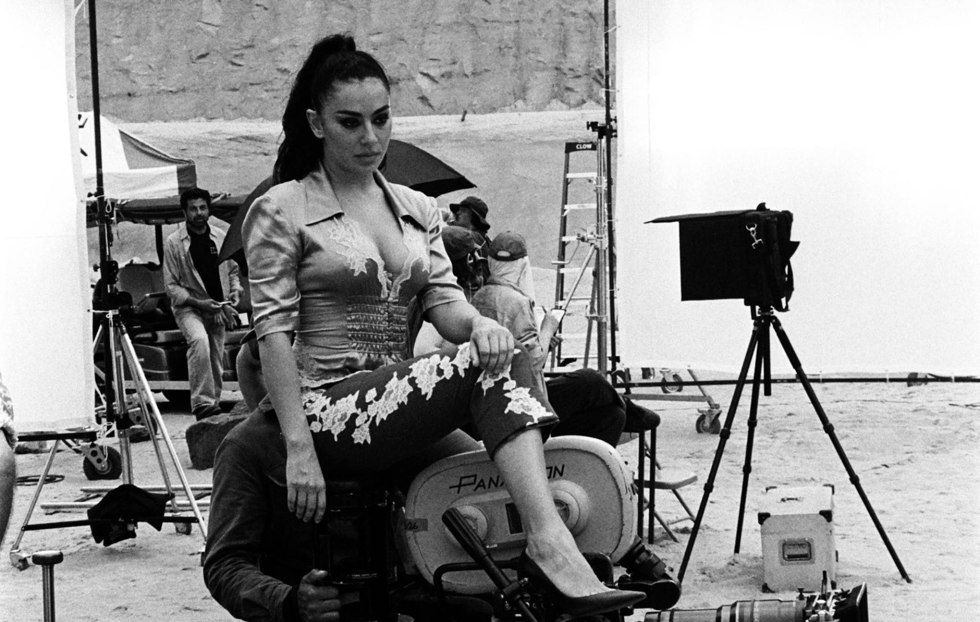 Charli XCX partage son nouveau single « Camera » avec une vidéo réalisée par Aidan Zamiri et mettant en vedette Vincent Cassel