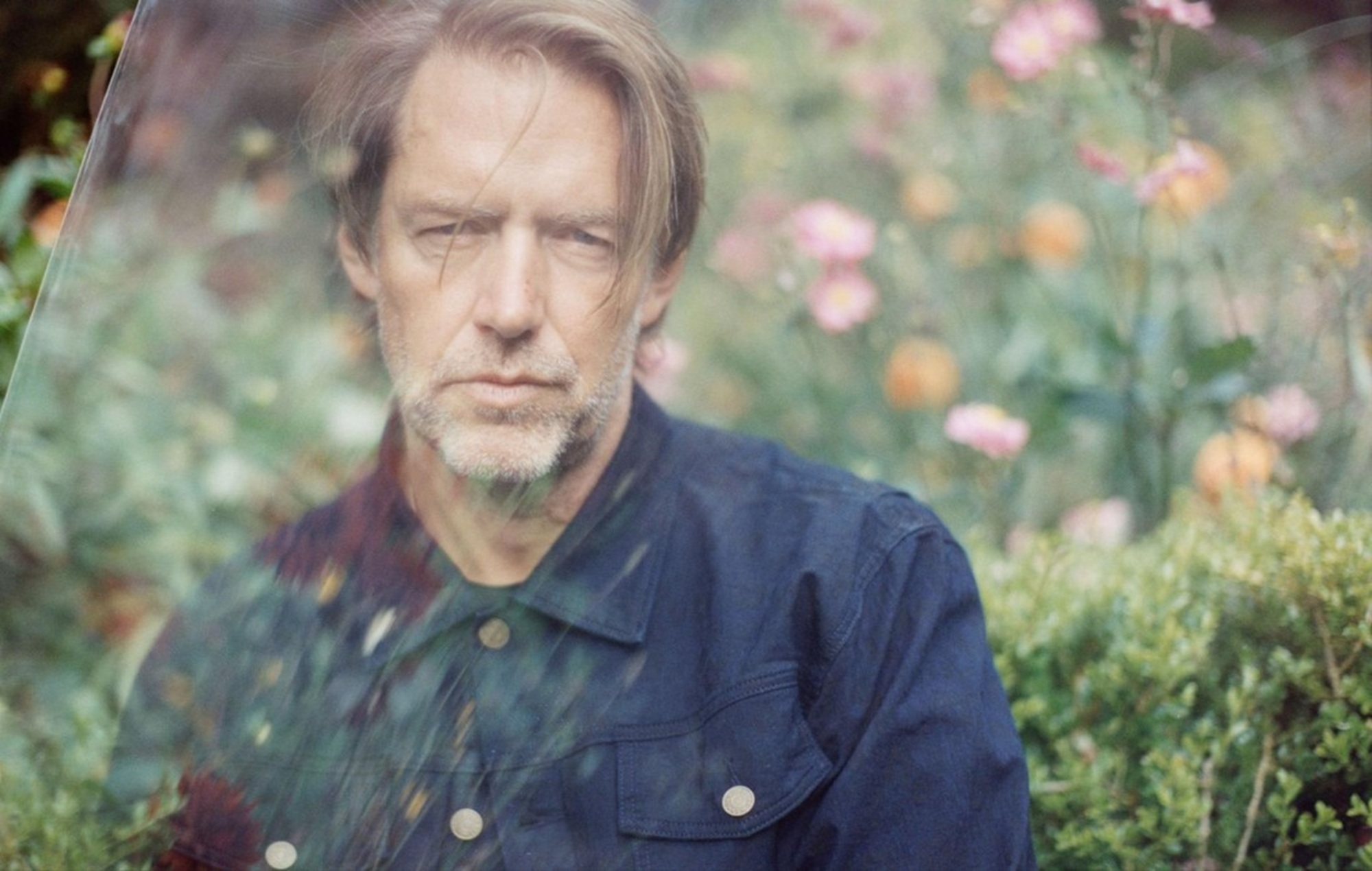 Écoutez la nouvelle chanson solo envoûtante d'Ed O'Brien, « Abbeycwmhir »