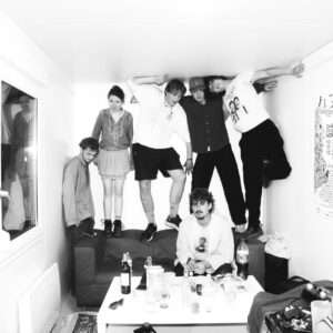 Fat Dog dresse le portrait de « deux putains de fous qui se disputent constamment » sur son nouveau single maniaque « Shit Love »