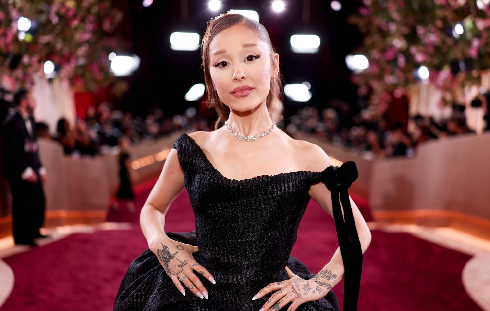 L'imitateur d'Ariana Grande partage le DM qu'elle a reçu du chanteur : "Tu es très belle comme TOI-MÊME"