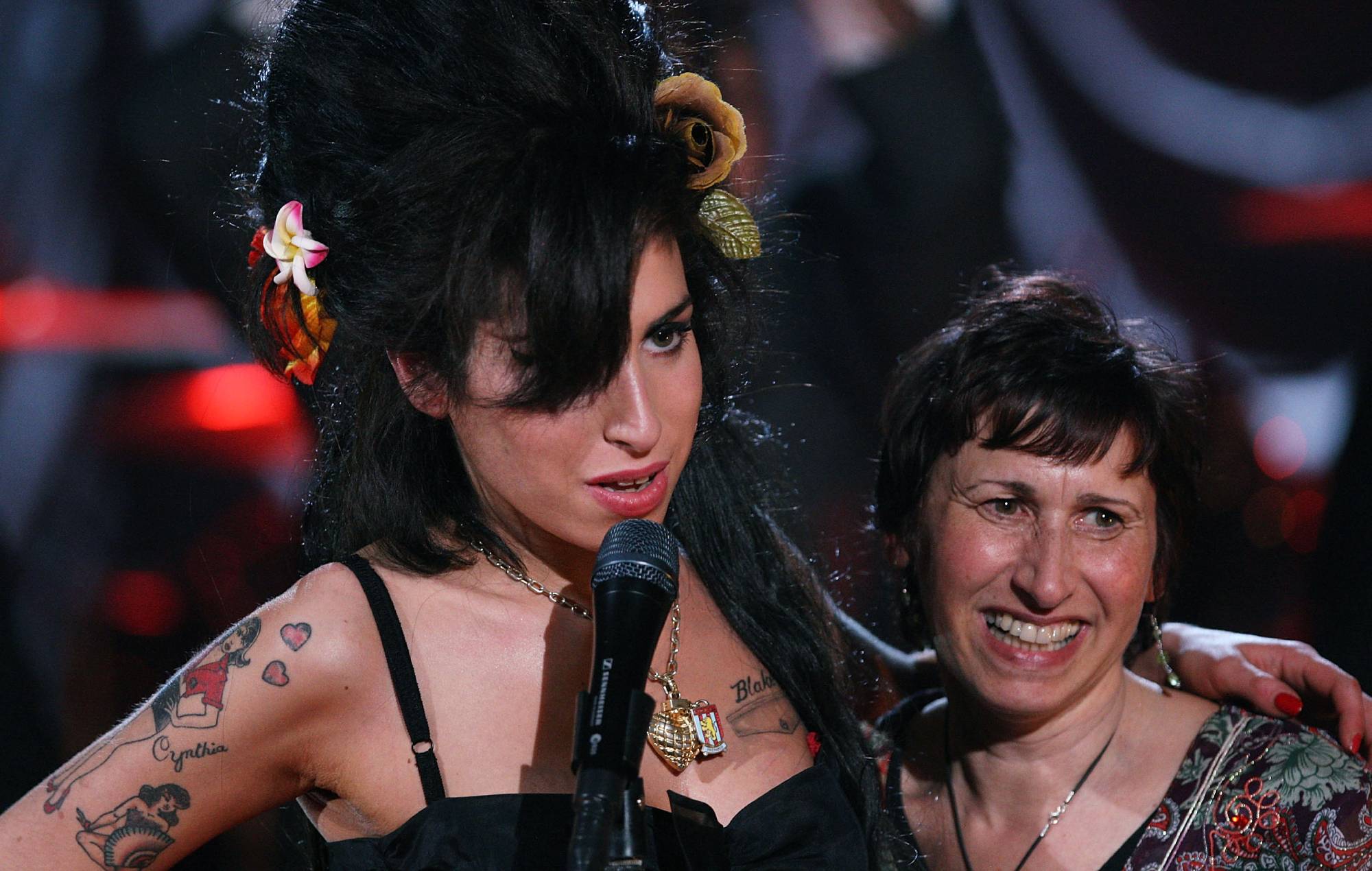 La mère d'Amy Winehouse rend hommage et revient sur le 15e anniversaire de sa mort : "Elle a été victime de son propre succès"