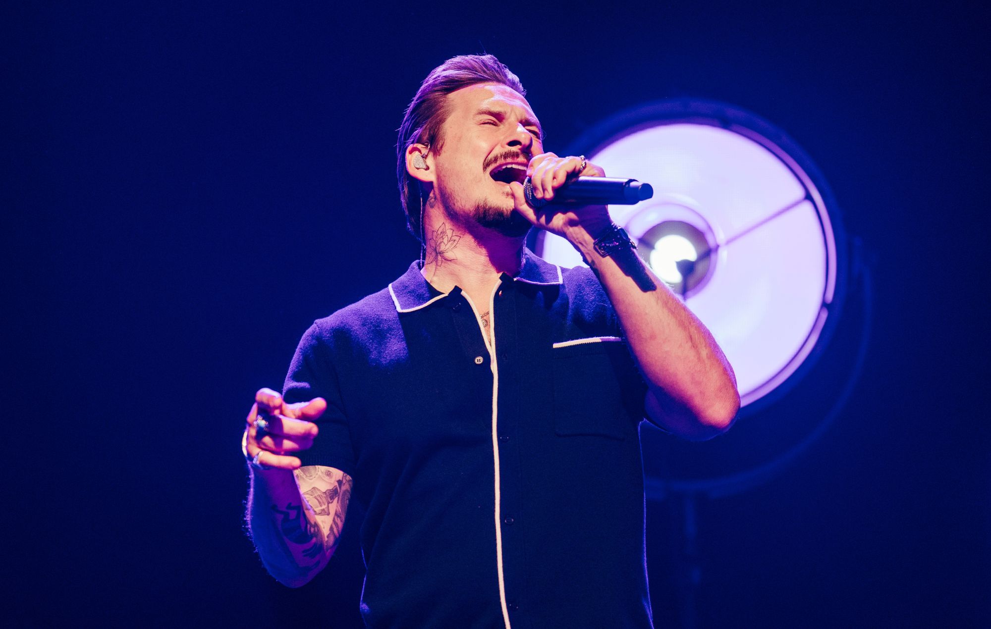 Le chanteur bleu Lee Ryan sera condamné pour voies de fait aggravées à caractère raciste contre un steward de l'air après avoir perdu son appel
