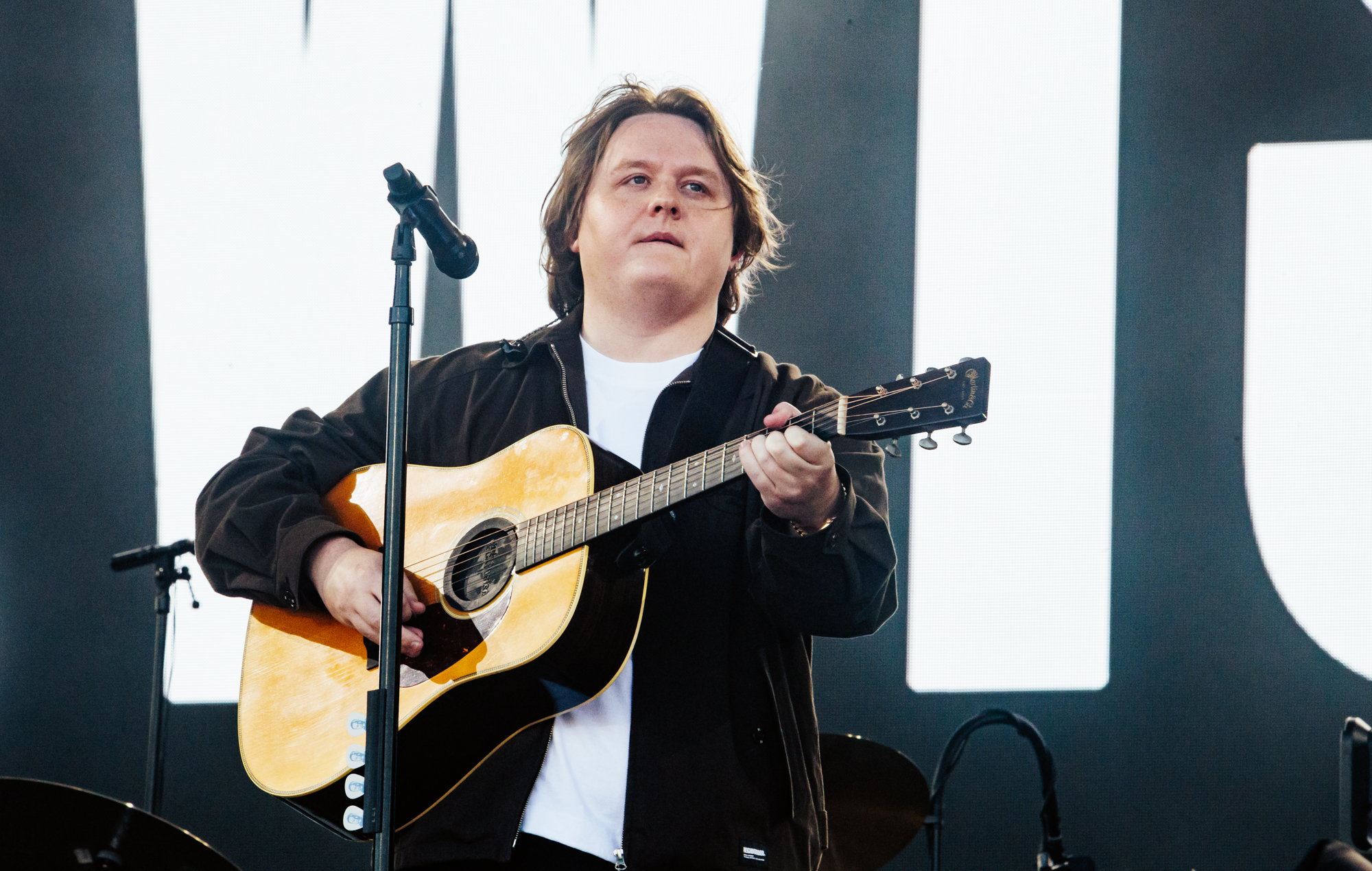 Lewis Capaldi achète des boissons pour un pub rempli de fans anglais pour célébrer la victoire du Mexique