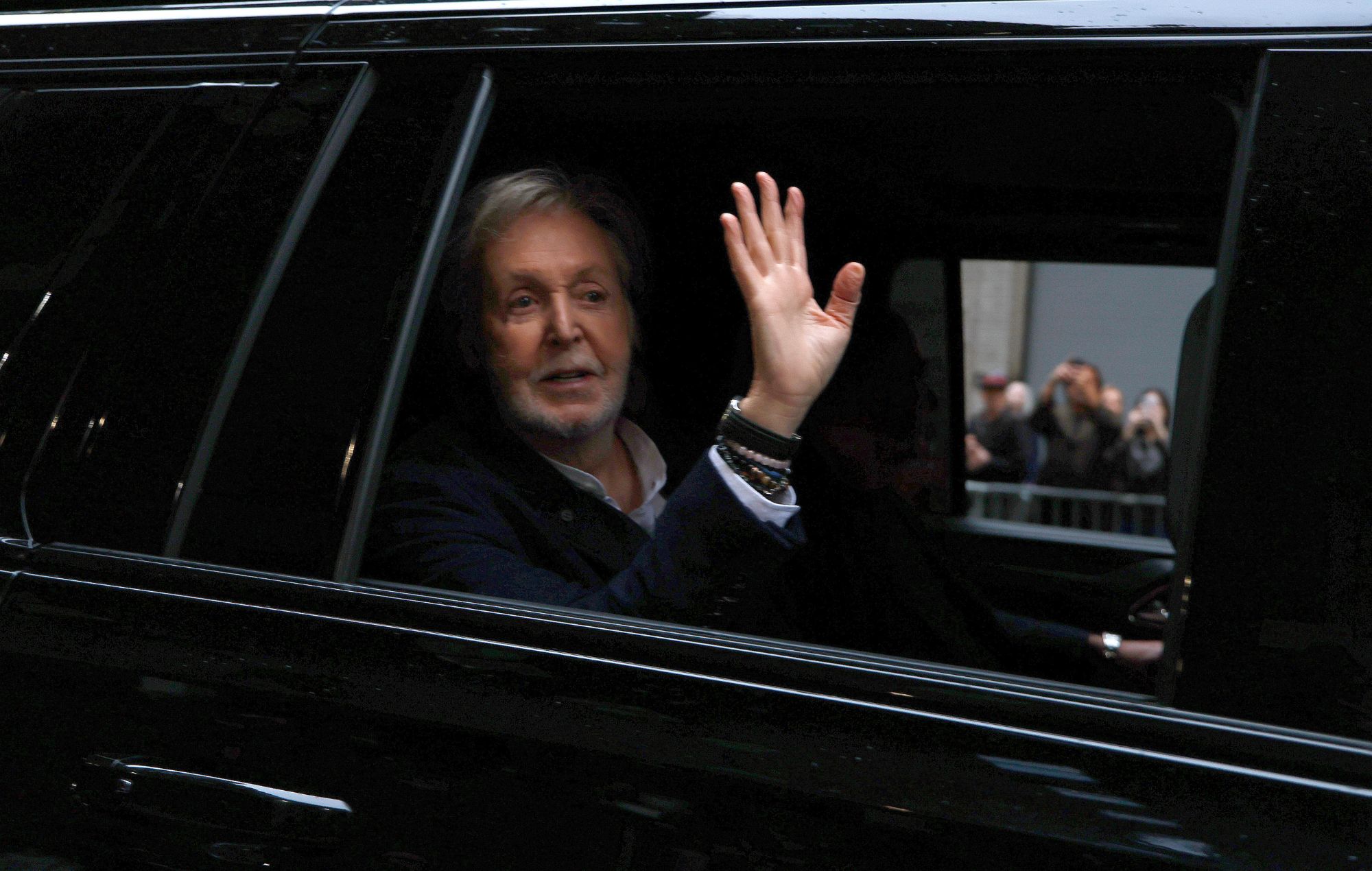 Paul McCartney (avec Ringo Starr lors d'un appel vidéo) surprend les fans des Beatles lors de leur Magical Mystery Tour à Liverpool