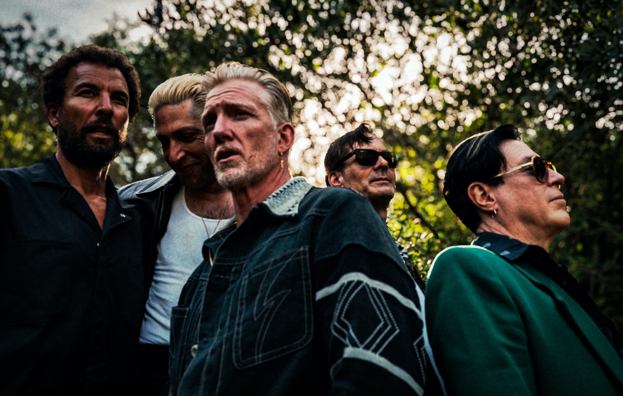 Queens Of The Stone Age revient avec le nouveau single psychédélique 'Easy Street' : "C'est comme frapper ton drôle d'os, où c'est drôle parce que ça fait mal et ça fait mal parce que c'est drôle"