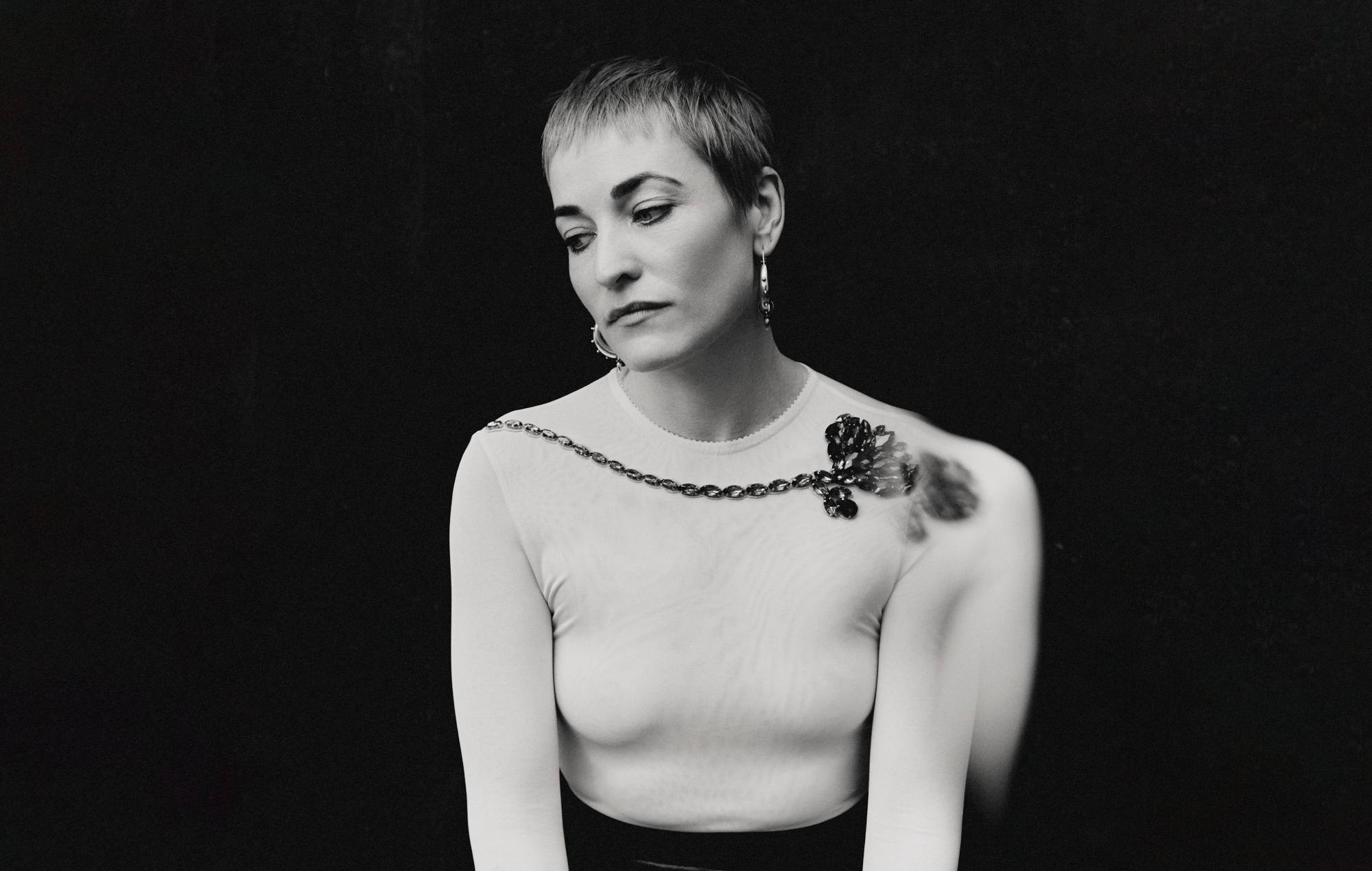 Radie Peat de Lankum pèse « deux extrêmes » de la relation sur son premier single solo obsédant, « Still I Love Him »