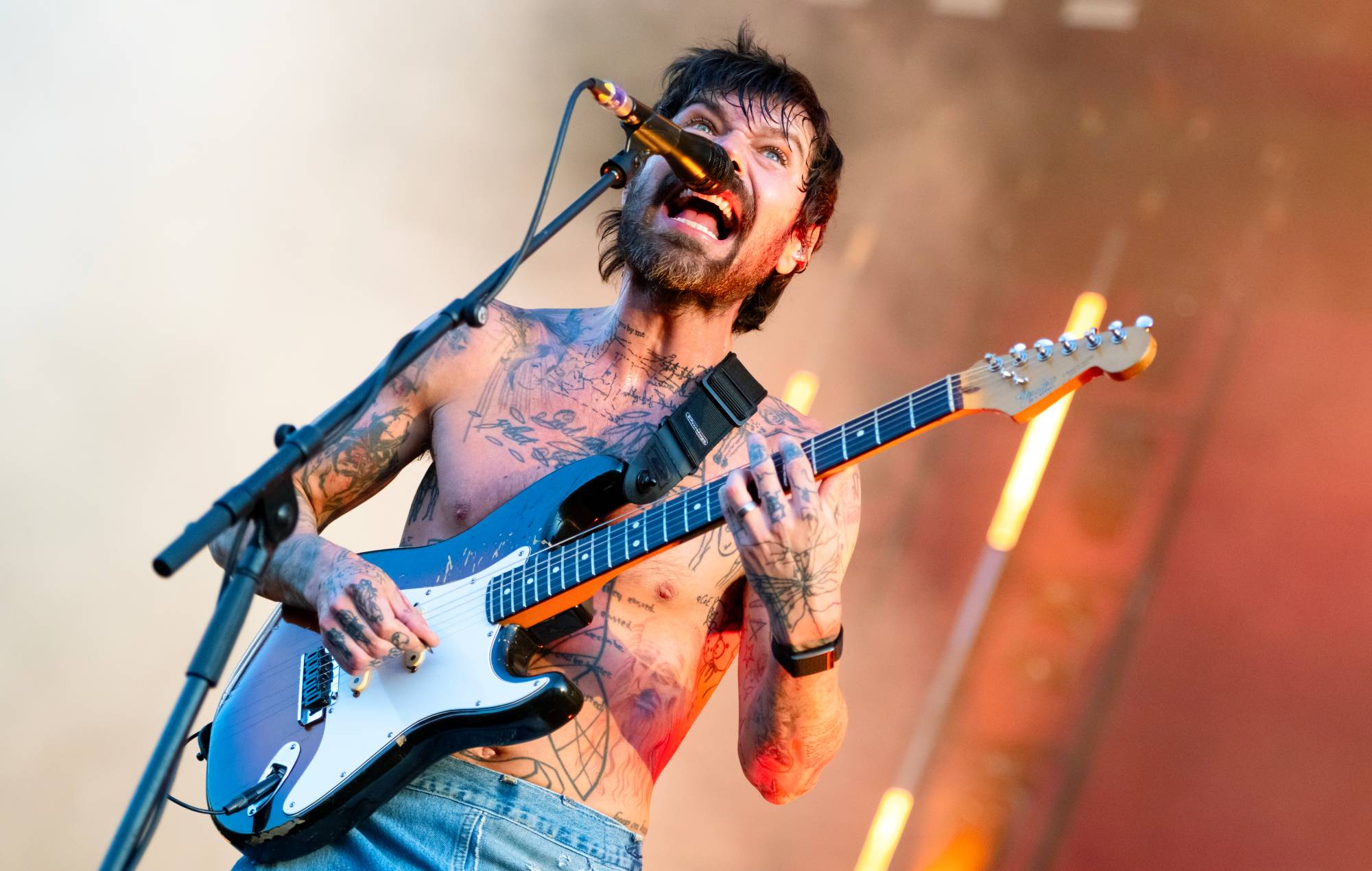 Regardez Biffy Clyro jouer à « Machines » avec Jamie Campbell Bower à Finsbury Park