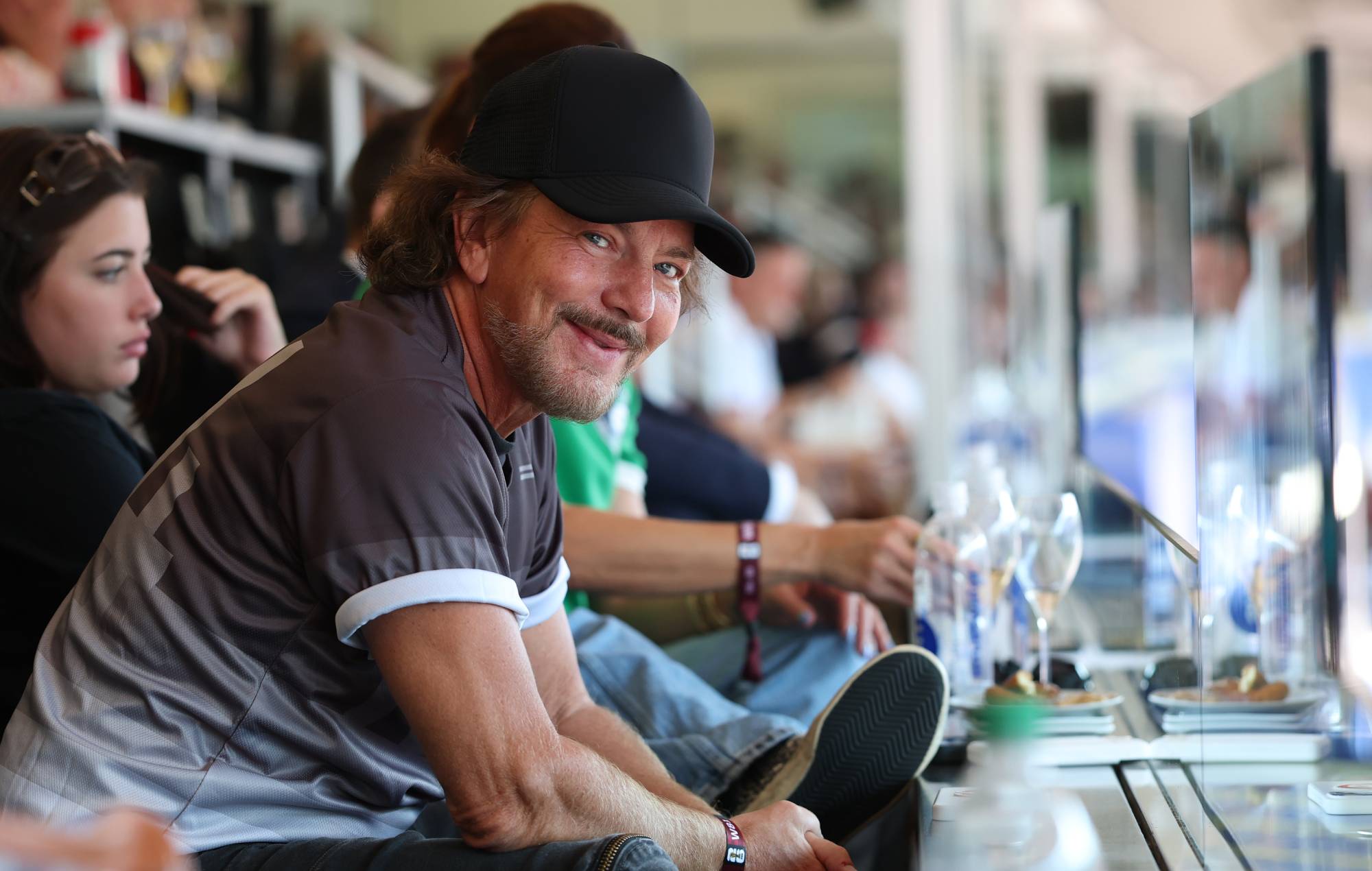 Regardez Eddie Vedder s'imprégner de la gloire alors que "Alive" de Pearl Jam est joué pendant la pause hydratation du match de Coupe du monde entre les États-Unis et la Belgique.