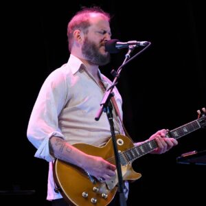 Regardez Justin Vernon jouer l'intégralité des reprises de Bob Dylan au festival des Eaux Claires