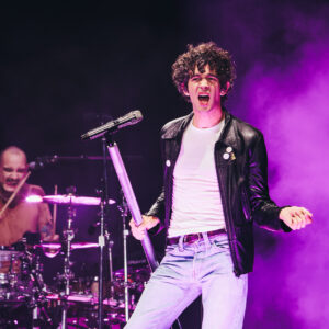 Regardez Matty Healy chanter avec le groupe hommage à The 1975 lors de son enterrement de vie de garçon à Malibu