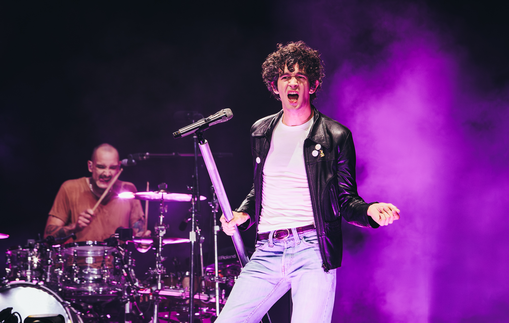 Regardez Matty Healy chanter avec le groupe hommage à The 1975 lors de son enterrement de vie de garçon à Malibu
