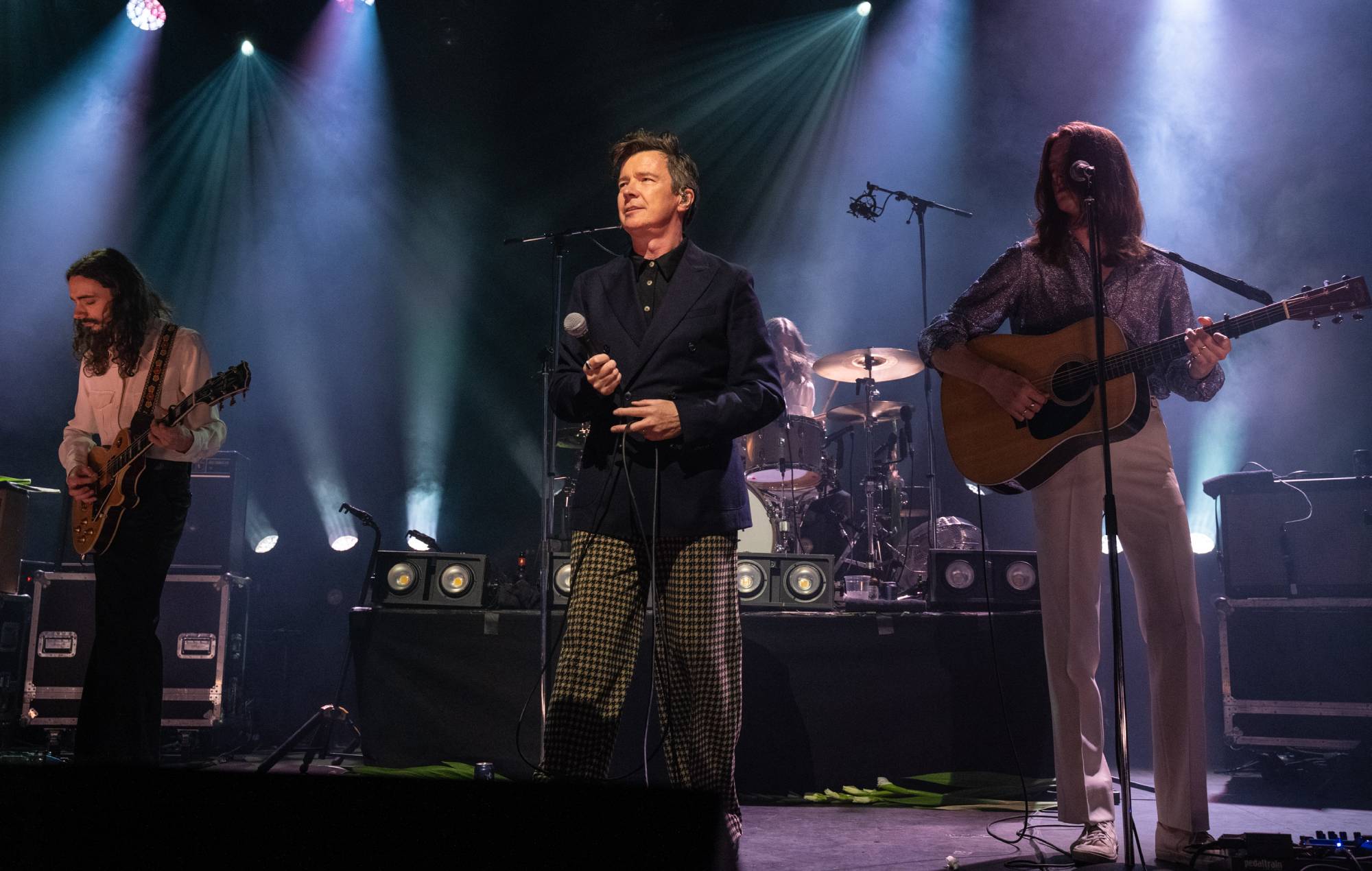 Regardez Rick Astley rejoindre Blossoms pour « Joke About Divorce » à Tramlines