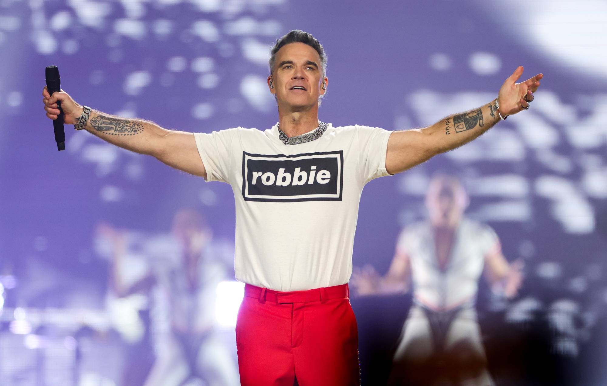 Regardez Robbie Williams surprendre ses fans en jouant dans la rue des "Anges" dans les rues de Séville