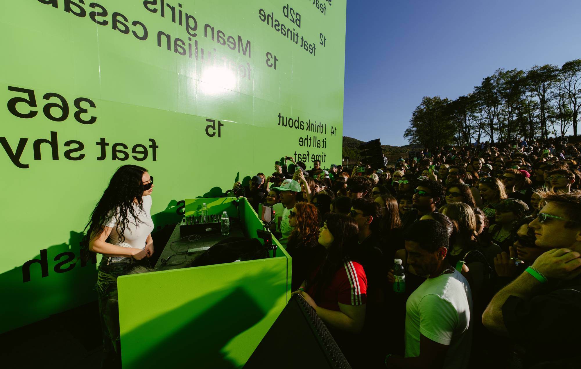 Regardez le concepteur d'œuvres d'art de Charli XCX « Brat » parler du processus de conception et de son évolution