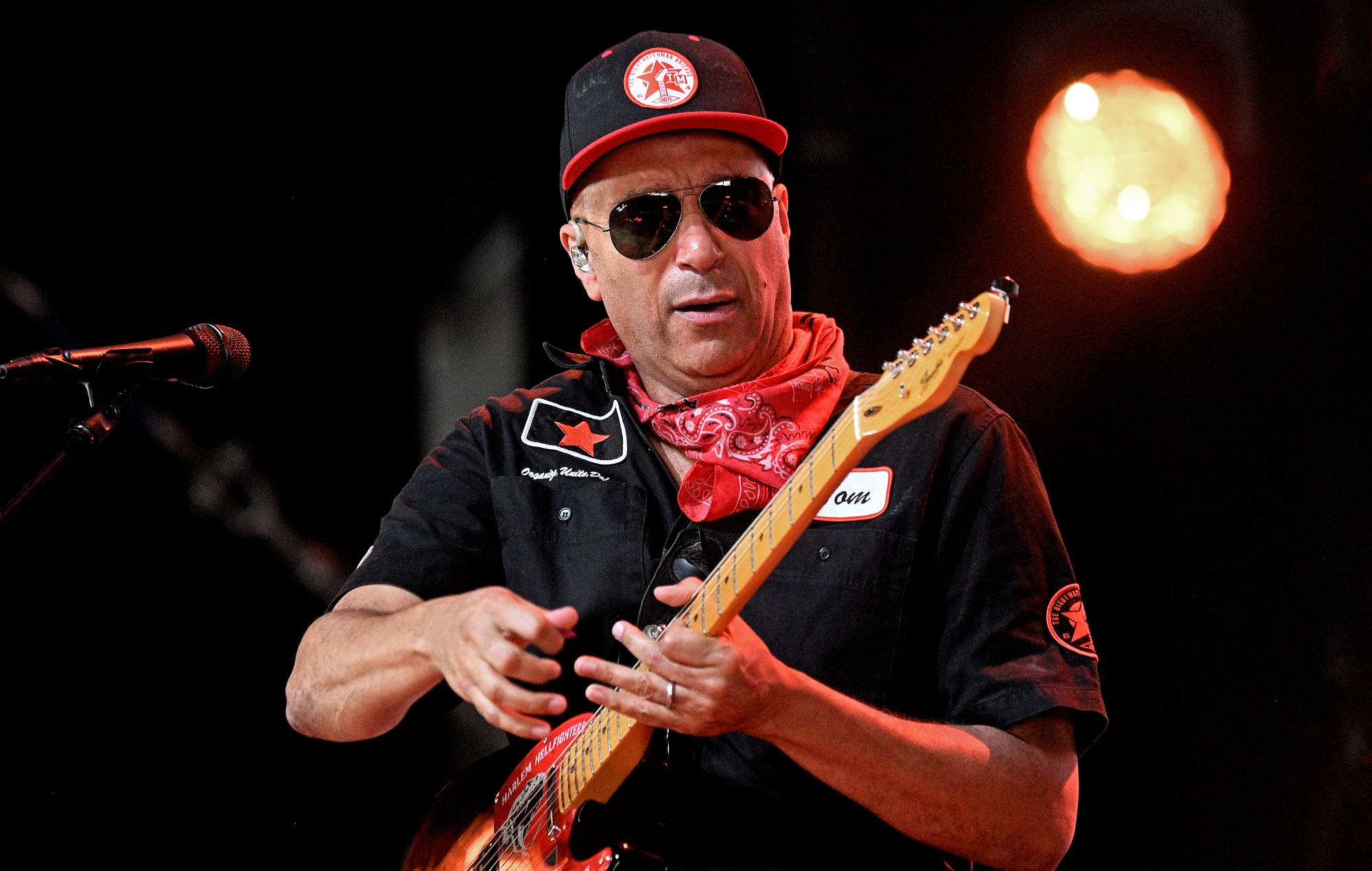 Tom Morello lance le projet commémoratif Mary Morello en l'honneur de sa défunte mère
