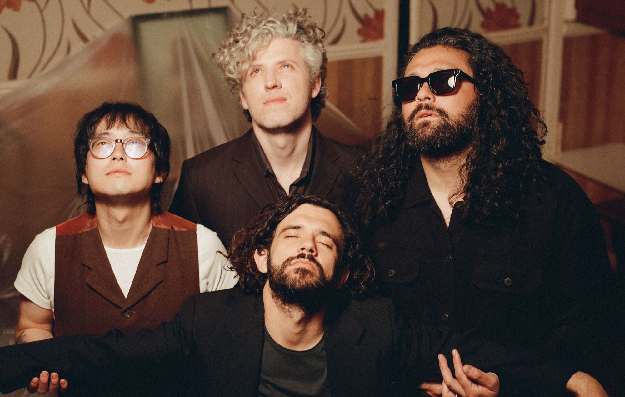Gang of Youths parle d'entrer dans une nouvelle ère sur "Things Take Time" : "C'était comme une véritable rupture avec le passé"