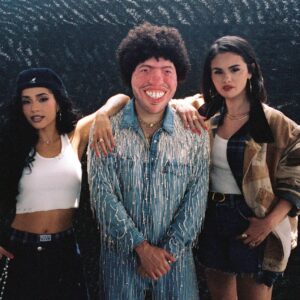 Benny Blanco fait équipe avec Selena Gomez et Becky G pour le single estival « Te Olvido (La La) » avec la vidéo mettant en vedette Danny Trejo