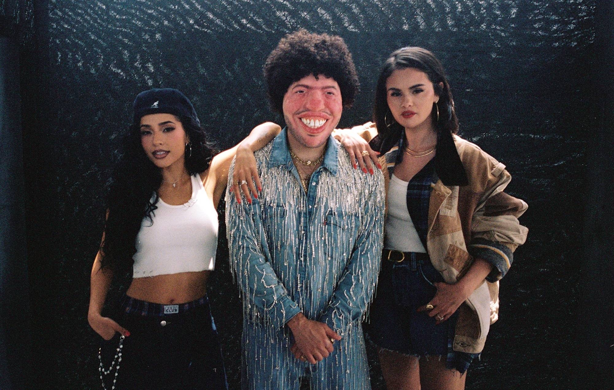 Benny Blanco fait équipe avec Selena Gomez et Becky G pour le single estival "Te Olvido (La La)" avec la vidéo mettant en vedette Danny Trejo