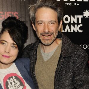 Découvrez la reprise légère de Kathleen Hanna et Ad-Rock de « Let Me Love You » de Justin Bieber pour l'album-bénéfice ICE OUT